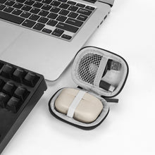 画像をギャラリービューアに読み込む, Geekria シールド イヤフォン ケースソニー Sony LinkBuds Open, LinkBuds Fit, WF-C510, WF-1000XM5, WF-1000XM4 完全ワイヤレス イヤフォンと互換性あり、交換用ハードシェル トラベル キャリング バッグ カラビナ クリップ付き (ダークグレー)