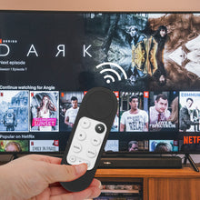 画像をギャラリービューアに読み込む, Geekria Chromecast カバー グーグル / Google TV HD 2022 リモコン対応 - 軽量 滑り止め 耐衝撃 シリコンカバー Google TV 4K 2020 リモコン用 ストラップ付き (ブラック)