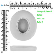 画像をギャラリービューアに読み込む, Geekria QuickFit イヤーパッド 互換性 パッド ビーツバイドクタードレ Beats Solo3.0, Solo3 Wireless (A1796) ヘッドホンに対応 イヤパッド/イヤークッション/イヤーカップ プロテインレザー (白い)