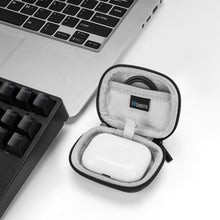 画像をギャラリービューアに読み込む, Geekria シールド イヤフォン ケース アップル Apple AirPods 4, AirPods Pro 2, AirPods Pro, AirPods 3, AirPods 2 完全ワイヤレス イヤフォンと互換性あり、交換用ハードシェル トラベル キャリング バッグ カラビナ クリップ付き (濃い灰色)