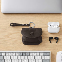 画像をギャラリービューアに読み込む, Geekria ポータブルイヤホン用ヴィーガンレザーポーチ アップル Apple AirPods Pro 3、ソニー Sony WF-1000XM6、Soundcore by Anker AeroClip、スカルキャンディ Skullcandy Grind Fuel など対応 ワイヤレスイヤホン、鍵、ケーブル、小物収納ポーチ (ブラウン)