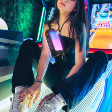 画像をギャラリービューアに読み込む, Geekria シリコーン スピーカーケース カバー 互換性カバー ジェイビーエル JBL Pulse 4 に 対応 保護用の防水ソフトスキン、Bluetoothスピーカーケース、キーホルダーフック付き、ショルダーストラップ付き (Black)