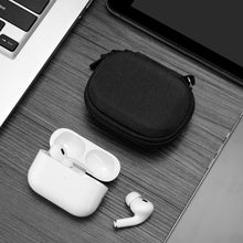画像をギャラリービューアに読み込む, Geekria シールド イヤフォン ケースアップル Apple AirPods 4, AirPods Pro 2, AirPods Pro, AirPods 3, AirPods 2 トゥルー ワイヤレス イヤフォンに対応、交換用ハードシェル トラベル キャリング バッグ カラビナ クリップ付き (グレー)