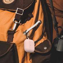 画像をギャラリービューアに読み込む, Geekria シリコン カバー 互換性 カバー アップル Apple AirPods 4 対応 True Wireless Earbuds 充電ケースカバー 外装カバー キーホルダーフック付き、充電ポートアクセス可能 (ピンク)