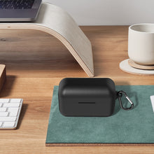 画像をギャラリービューアに読み込む, Geekria シリコン カバー 互換性 カバー JBL LIVE 300 対応 True Wireless Earbuds 充電ケース充電ケースカバー 外装カバー キーホルダーフック付き 充電ポートアクセス可能 (Black)