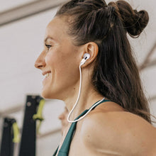 画像をギャラリービューアに読み込む, Geekria イヤホン 2個パック マグネット式紛失防止ストラップ Airpods フルレンジ、SAMSUNG、Anker Soundcore 対応 ソフト素材イヤホンストラップ ヘッドホンネックロープコード (ホワイト)