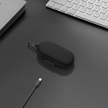 画像をギャラリービューアに読み込む, Geekria シリコンカバー 互換性 カバーアンカー Anker Soundcore V30i 対応 True Wireless Earbuds 充電ケース充電ケースカバー 外装カバーキーホルダーフック付き、充電ポートアクセス可能、フロントLED可視 (黒)