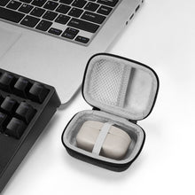 画像をギャラリービューアに読み込む, Geekria シールド イヤフォン ケースソニー Sony WF-1000XM6, LinkBuds Open, LinkBuds Fit, WF-C510, WF-1000XM5, WF-1000XM4トゥルー ワイヤレス イヤフォン、交換用ハードシェル トラベル キャリング バッグ、カラビナ クリップ付き (グレー)