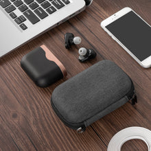 画像をギャラリービューアに読み込む, Geekria シールド イヤフォン ケースソニー Sony WF-1000XM3 ボーズ Bose SoundSport Free 完全ワイヤレス イヤフォンに対応 交換用ハードシェル トラベル キャリング バッグ カラビナ クリップ付き (ブラック)