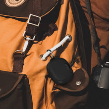画像をギャラリービューアに読み込む, Geekria シリコン カバー 互換性 カバー アンカー Anker Soundcore AeroFit Pro 対応 True Wireless Earbuds 充電ケースカバー 外装カバー キーホルダーフック付き、充電ポートアクセス可能 (黒)