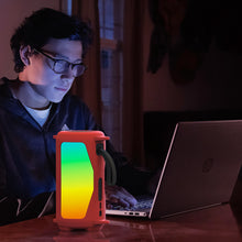 画像をギャラリービューアに読み込む, Geekria シリコーン スピーカーケース カ 互換性カバー ジェイビーエル JBL Pulse 5に 対応 保護用の防水ソフトスキン、Bluetoothスピーカーケース、キーホルダーフック付き ショルダーストラップ付き (赤)