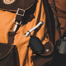 画像をギャラリービューアに読み込む, Geekria シリコン カバー 互換性 カバー アンカー Anker Soundcore AeroFit 対応 True Wireless Earbuds 充電ケースカバー 外装カバー キーホルダーフック付き、充電ポートアクセス可能 (黒)
