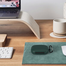 画像をギャラリービューアに読み込む, Geekria シリコンカバー 互換性 カバーアンカー Anker Soundcore AeroFit 2 対応 True Wireless Earbuds 充電ケース充電ケースカバー 外装カバーキーホルダーフック付き、充電ポートアクセス可能、フロントLED可視 (緑)