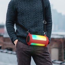 画像をギャラリービューアに読み込む, Geekria シリコーン スピーカーケース カ 互換性カバー ジェイビーエル JBL Pulse 5に 対応 保護用の防水ソフトスキン、Bluetoothスピーカーケース、キーホルダーフック付き ショルダーストラップ付き (赤)