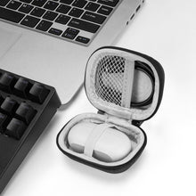 画像をギャラリービューアに読み込む, Geekria Shield イヤホンケース、ビーツバイドクタードレ Beats Solo Buds、Beats Studio Buds True Wireless イヤホンに対応、交換用ハードシェル トラベル キャリーバッグ、カラビナ クリップ、USB-C 充電ケーブル付き (ダークグレー)