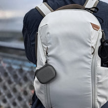 画像をギャラリービューアに読み込む, Geekria シールド イヤフォン ケースジャブラ Jabra Elite 10, Elite 10 Gen 2, Elite 85t, Elite 75t, Elite 65t Earbuds 完全ワイヤレス イヤフォンと互換性あり、交換用ハードシェル トラベル キャリング バッグカラビナ クリップ付き (灰)