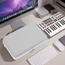 画像をギャラリービューアに読み込む, Geekria オーディオインターフェース キャリングケース Akai Professional MPK Mini IVと互換性あり EVA ハードシェル ポータブル トラベルバッグ (ライトグレー)