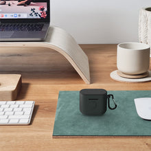 画像をギャラリービューアに読み込む, Geekria シリコンカバー 互換性カバービーアンドダブリュ Bowers & Wilkins PI5 対応 True Wireless Earbuds 充電ケースカバー 外装カバー キーホルダーフック付き、充電ポートアクセス可能 (黒)