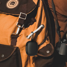 画像をギャラリービューアに読み込む, Geekria シリコン カバー 互換性 カバー アンカー Anker Soundcore R50i 対応 True Wireless Earbuds 充電ケースカバー 外装カバー キーホルダーフック付き、充電ポートアクセス可能 (黒)