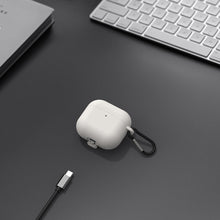 画像をギャラリービューアに読み込む, Geekria シリコン カバー 互換性 カバー アップル Apple AirPods 4 対応 True Wireless Earbuds 充電ケースカバー 外装カバー キーホルダーフック付き、充電ポートアクセス可能 (オフホワイト)