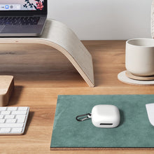 画像をギャラリービューアに読み込む, Geekria シリコン カバー 互換性 カバー アンカー Anker Soundcore C40i 対応 True Wireless Earbuds 充電ケースカバー 外装カバー キーホルダーフック付き、充電ポートアクセス可能 (白)