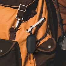 画像をギャラリービューアに読み込む, Geekria シリコンカバー 互換性 カバーアンカー Anker Soundcore V30i 対応 True Wireless Earbuds 充電ケース充電ケースカバー 外装カバーキーホルダーフック付き、充電ポートアクセス可能、フロントLED可視 (黒)