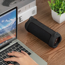 画像をギャラリービューアに読み込む, Geekria シリコン製キャリングスリーブ ジェイビーエル JBL Flip 7対応、ショルダーストラップ付きポータブルスピーカーケース、アウトドア、ビーチ、キャンプ用耐衝撃トラベルカバー (ブラック)