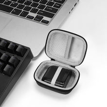 画像をギャラリービューアに読み込む, Geekria シールド イヤフォン ケースビーアンドダブリュ Bowers & Wilkins Pi8、PI7、PI5 トゥルー ワイヤレス イヤフォンと互換性あり、カラビナ クリップ付き交換用ハードシェル トラベル キャリング バッグ (グレー)