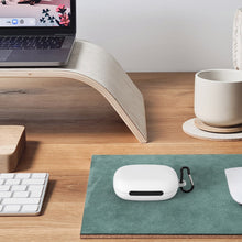 画像をギャラリービューアに読み込む, Geekria シリコンカバー 互換性 カバーアンカー Anker Soundcore AeroFit 2 対応 True Wireless Earbuds 充電ケース充電ケースカバー 外装カバーキーホルダーフック付き、充電ポートアクセス可能、フロントLED可視 (白)