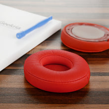 画像をギャラリービューアに読み込む, Geekria QuickFit イヤーパッド 互換性 パッド ビーツバイドクタードレ Beats Solo 3, Solo 3.0 Wireless (A1796) ヘッドホンに対応 イヤパッド/イヤークッション/イヤーカップ (プロテインレザー / 赤)
