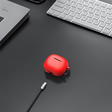 画像をギャラリービューアに読み込む, Geekria シリコン カバー 互換性 カバー JBL Tune 125TWS 対応 True Wireless Earbuds 充電ケース充電ケースカバー 外装カバー キーホルダーフック付き、充電ポートアクセス可能 (Red)
