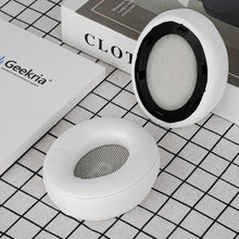 画像をギャラリービューアに読み込む, Geekria イヤーパッド QuickFit 互換性 パッド ジェイビーエル JBL Everest Elite 700, V700NXT ヘッドホンに対応 イヤパッド/イヤークッション/イヤーカップ ( プロテインレザー / 白い)
