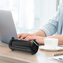 画像をギャラリービューアに読み込む, Geekria シリコーン スピーカーケース カバー 互換性カバー JBL Flip 6 に 対応 保護用の防水ソフトスキン、Bluetoothスピーカーケース、キーホルダーフック付き、ショルダーストラップ付き (Black)
