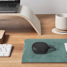 画像をギャラリービューアに読み込む, Geekriaシリコンカバー 互換性 カバーボーズ Bose New QuietComfort 対応 True Wireless Earbuds 充電ケースカバー 外装カバーキーホルダーフック付き、充電ポートアクセス可能、フロントLED可視 (黒)
