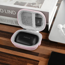 画像をギャラリービューアに読み込む, Geekria シールドケース カラビナ付きジャブラ Jabra Elite 10 Gen 2、Elite 75t、Elite 65t、Elite10 トゥルーワイヤレスイヤホンに対応 交換用保護ハードシェルトラベルキャリングバッグ ケーブル収納付き (粉)
