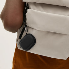 画像をギャラリービューアに読み込む, Geekria シールド イヤフォン ケース アップル Apple AirPods 4/3/2/Pro 2 完全ワイヤレス イヤフォンと互換性あり、交換用ハードシェル トラベル キャリング バッグ カラビナ クリップ付き (黒)
