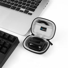 画像をギャラリービューアに読み込む, Geekria シールド イヤフォン ケースサムスン SAMSUNG Galaxy Buds3 Pro 完全ワイヤレス イヤフォンと互換性あり、交換用ハードシェル トラベル キャリング バッグ カラビナ クリップ付き (濃い灰色)
