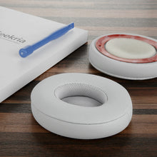 画像をギャラリービューアに読み込む, Geekria QuickFit イヤーパッド 互換性 パッ ド ビーツバイドクタードレ Beats Solo3, Solo 3.0 Wireless (A1796)ヘッドホンに対応 イヤパッド/イヤークッション/イヤーカップ (プロテインレザー / マットシルバー)
