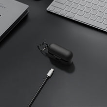 画像をギャラリービューアに読み込む, Geekria シリコン カバー 互換性 カバー ワンモア 1MORE EVO 対応 True Wireless Earbuds 充電ケース充電ケースカバー 外装カバー キーホルダーフック付き、充電ポートアクセス可能 (黒)
