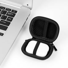 画像をギャラリービューアに読み込む, Geekria シールド イヤフォン ケース アップル Apple AirPods 4/3/2/Pro 2 完全ワイヤレス イヤフォンと互換性あり、交換用ハードシェル トラベル キャリング バッグ カラビナ クリップ付き (黒)
