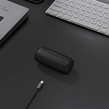画像をギャラリービューアに読み込む, Geekria シリコンカバー 互換性カバーボーズ Bose SoundSport Free 対応 True Wireless Earbuds 充電ケースカバー 外装カバー キーホルダーフック付き、充電ポートアクセス可能（黒）

