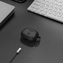 画像をギャラリービューアに読み込む, Geekria シリコンカバー 互換性カバービーアンドダブリュ B&amp;W Pi8 対応 True Wireless Earbuds 充電ケースカバー 外装カバー キーホルダーフック付き、充電ポートアクセス可能 （黒）

