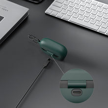 画像をギャラリービューアに読み込む, Geekria シリコン カバー 互換性 カバー JBL Endurance Race 対応 True Wireless Earbuds 充電ケース充電ケースカバー 外装カバー キーホルダーフック付き、充電ポートアクセス可能 (Green)
