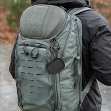 画像をギャラリービューアに読み込む, Geekria シールド イヤフォン ケースサムスン SAMSUNG Galaxy Buds3 Pro 完全ワイヤレス イヤフォンと互換性あり、交換用ハードシェル トラベル キャリング バッグ カラビナ クリップ付き (濃い灰色)
