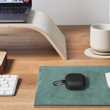 画像をギャラリービューアに読み込む, Geekria シリコン カバー 互換性 カバー アンカー Anker Soundcore C40i 対応 True Wireless Earbuds 充電ケースカバー 外装カバー キーホルダーフック付き、充電ポートアクセス可能 (黒)
