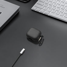 画像をギャラリービューアに読み込む, Geekria シリコン カバー 互換性 カバー アップル Apple AirPods 4 対応 True Wireless Earbuds 充電ケースカバー 外装カバー キーホルダーフック付き、充電ポートアクセス可能 (黒)
