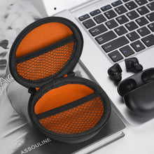 画像をギャラリービューアに読み込む, Geekria シールド イヤフォン ケースビーツバイドクタードレBeats Solo Buds, Studio Buds, Studio Buds+ 完全ワイヤレス イヤフォンと互換性あり、交換用ハードシェル トラベル キャリング バッグカラビナ クリップ付き (黒)
