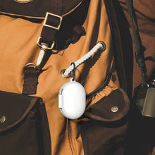 画像をギャラリービューアに読み込む, Geekriaシリコンカバー 互換性 カバーボーズ Bose New QuietComfort 対応 True Wireless Earbuds 充電ケースカバー 外装カバーキーホルダーフック付き、充電ポートアクセス可能、フロントLED可視 (白)
