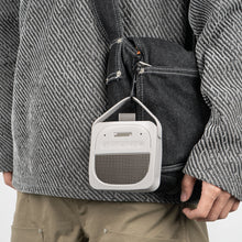 画像をギャラリービューアに読み込む, Geekria シリコーン スピーカーケース カバー 互換性カバー ボーズ Bose SoundLink Micro II に 対応 保護用の防水ソフトスキン、スピーカーケース、キーホルダーフック付き (ライトグレー)
