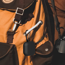 画像をギャラリービューアに読み込む, Geekria シリコン カバー 互換性 カバー アップル Apple AirPods 4 対応 True Wireless Earbuds 充電ケースカバー 外装カバー キーホルダーフック付き、充電ポートアクセス可能 (黒)
